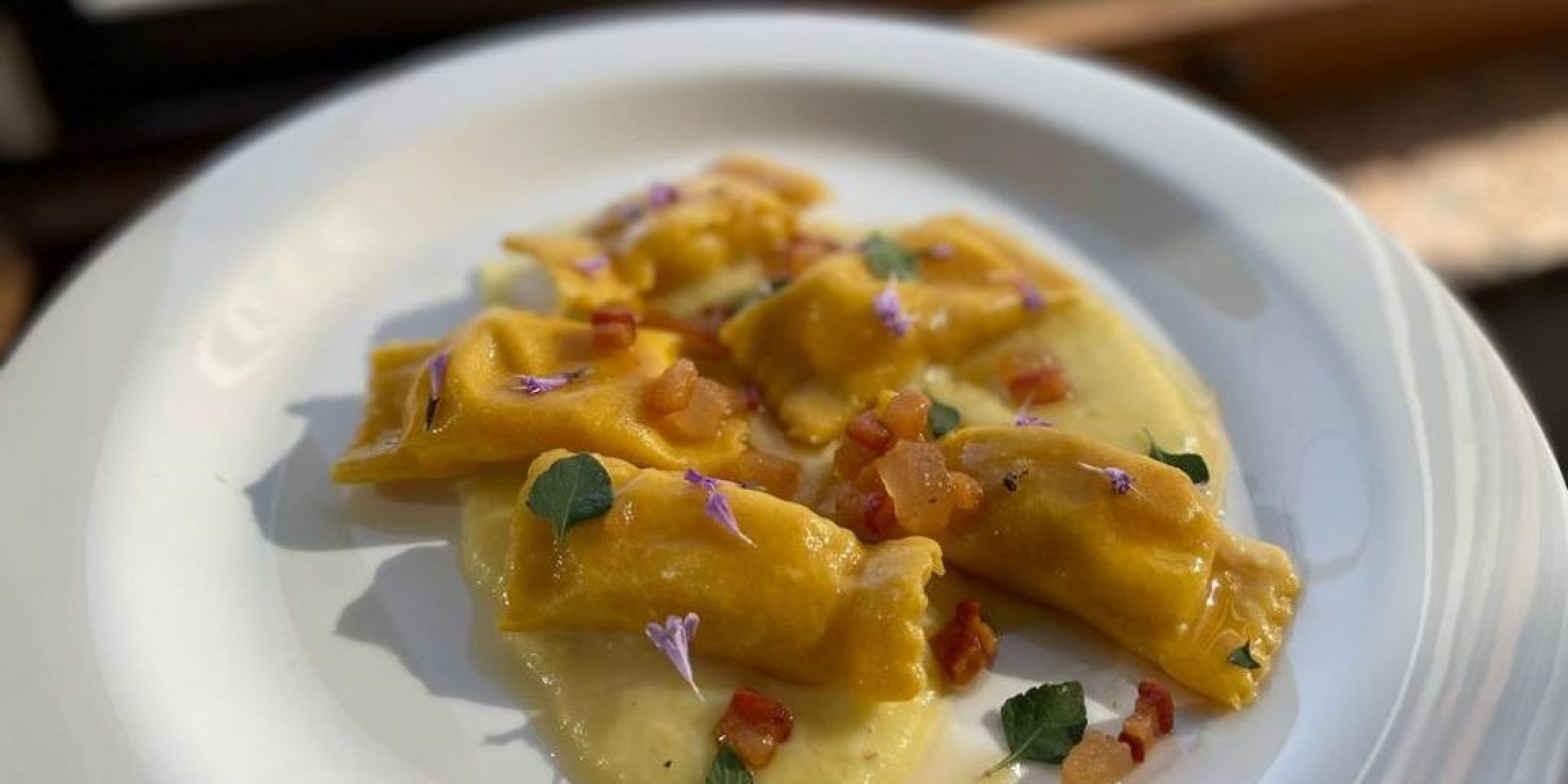 Agnolotti caprino e mostarda hosteria 700 , su crema di porri e patate, con lardo e nepitella