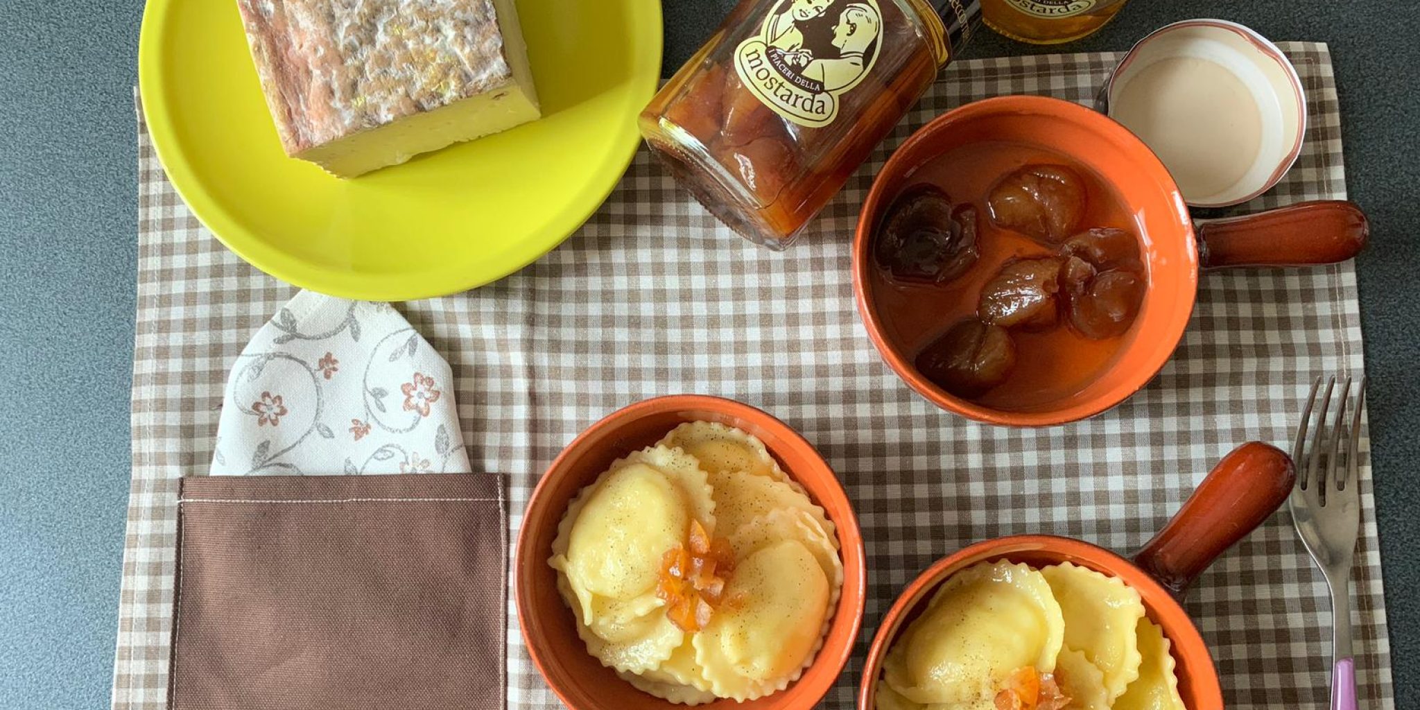 Ravioli di pasta fresca al Salva Cremasco, Mostarda di marroni Leccornie doc e piantaggine con burro di campagna versato 1